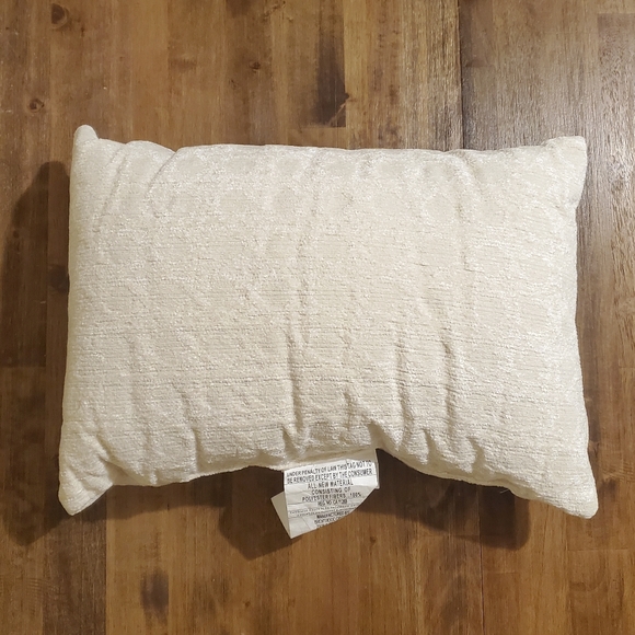 NWT THRESHOLD Ivory Cream Soft Chenille Lumbar Decorative Farmhouse Throw Pillow - Picture 3 of 5